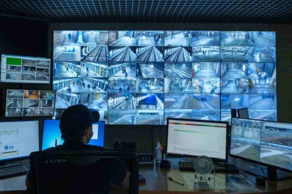 Agente controlla monitor telecamere