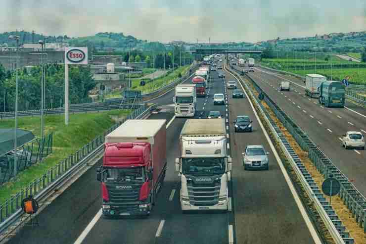 Mezzi che scorrono sull'autostrada
