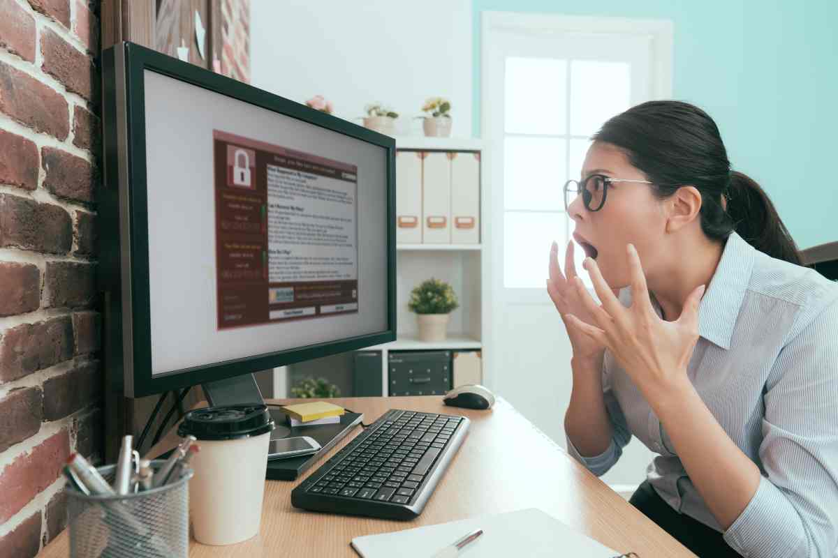 Donna lavora al pc infettato da virus