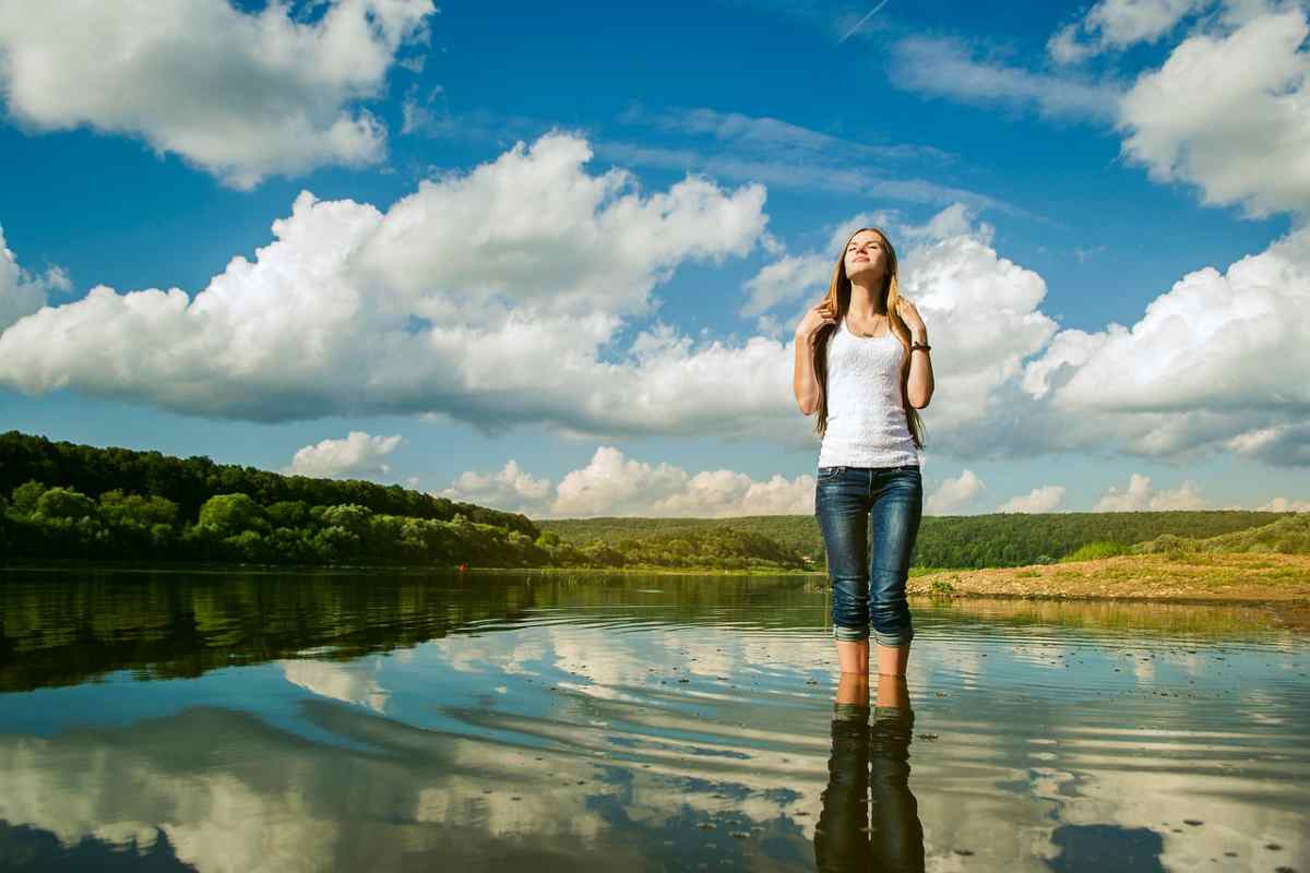 Ragazza con gli occhi rivolti al cielo