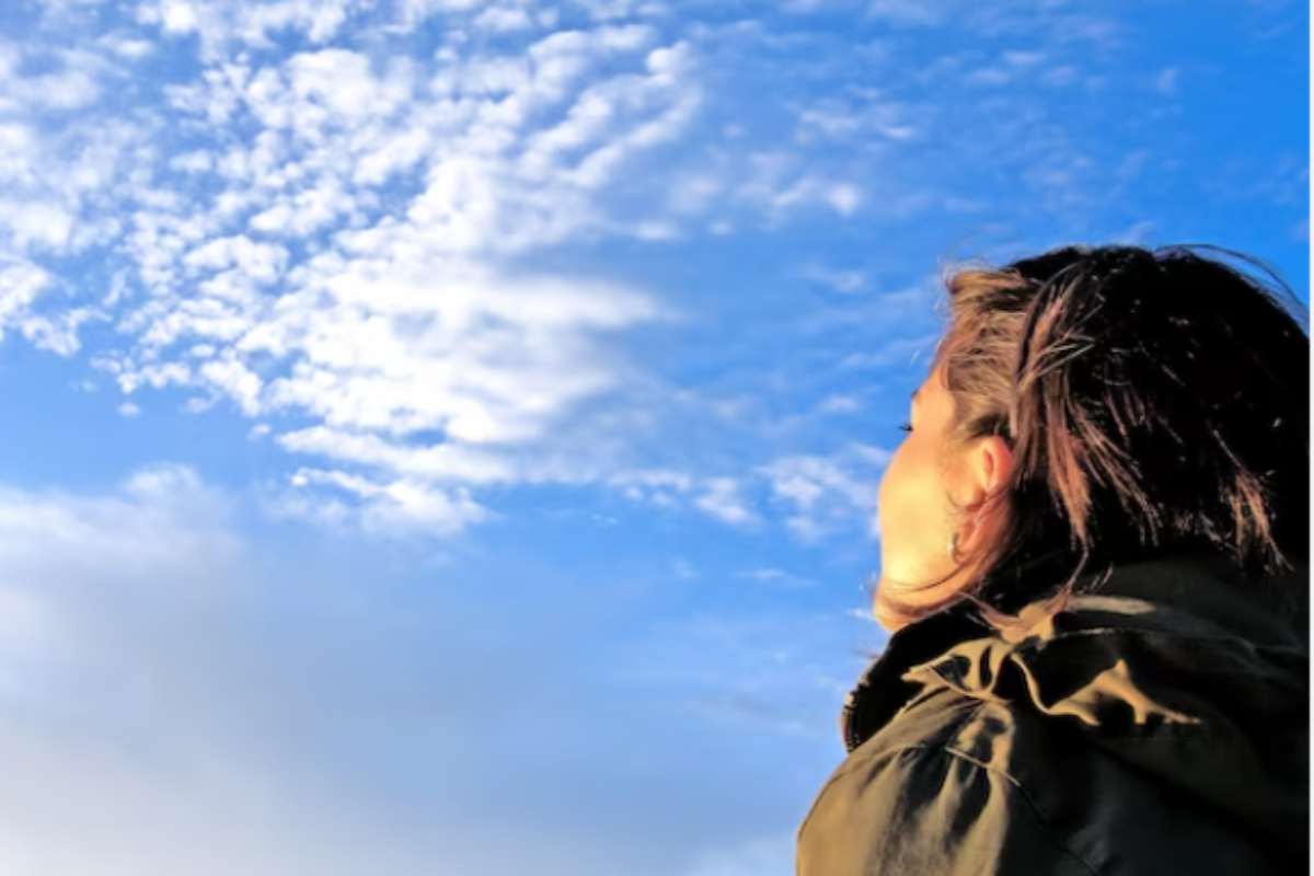 Dona che scruta il cielo