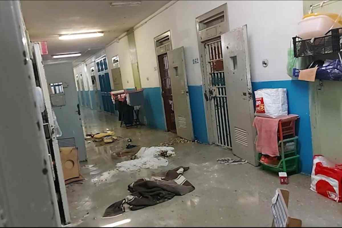 Corridoio carcere Torino devastato