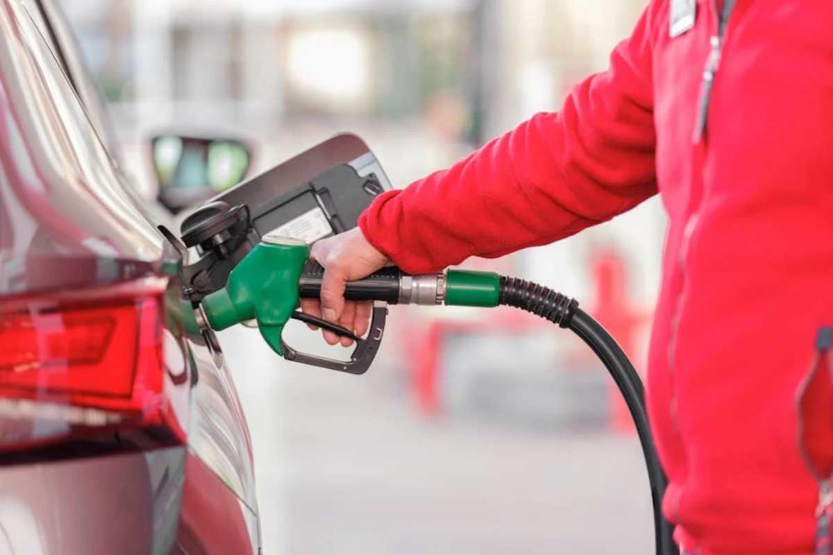 fare benzina
