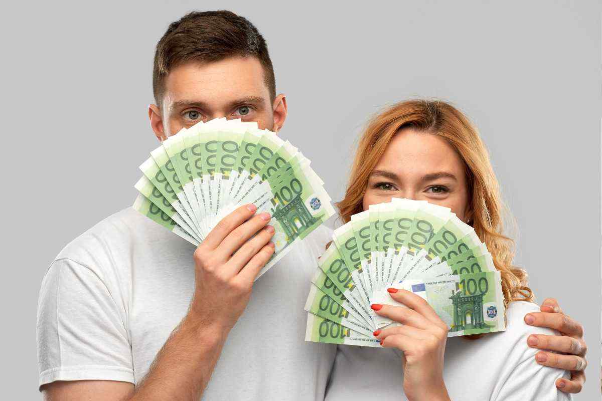 Uomo e donna con banconote
