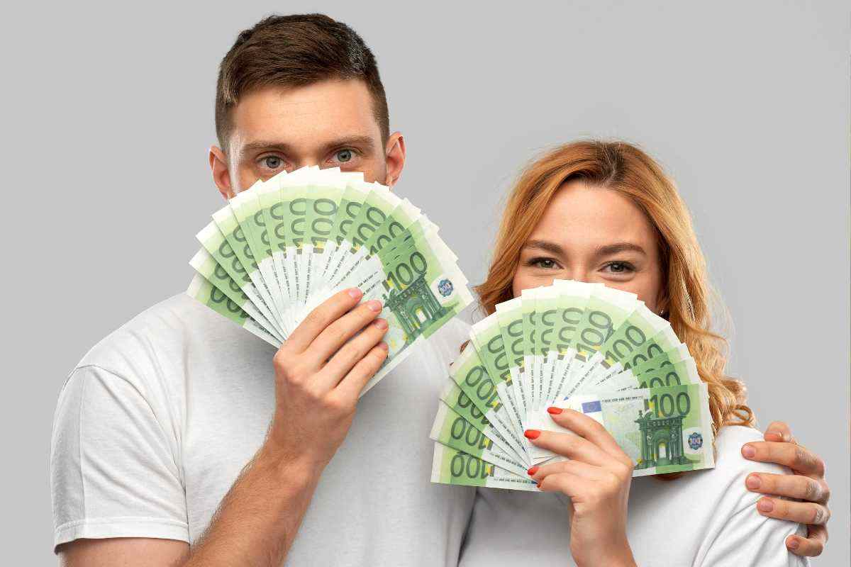 Uomo e donna con banconote