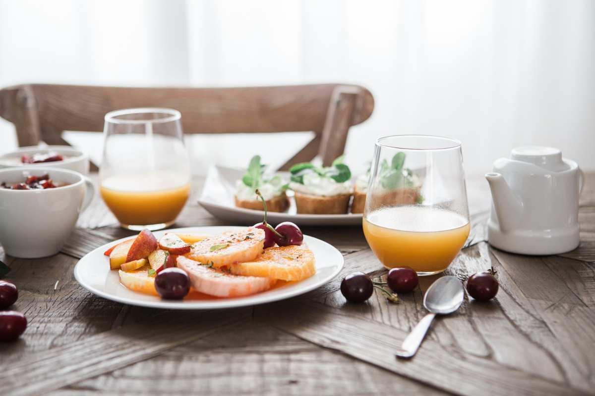 tavola con colazione