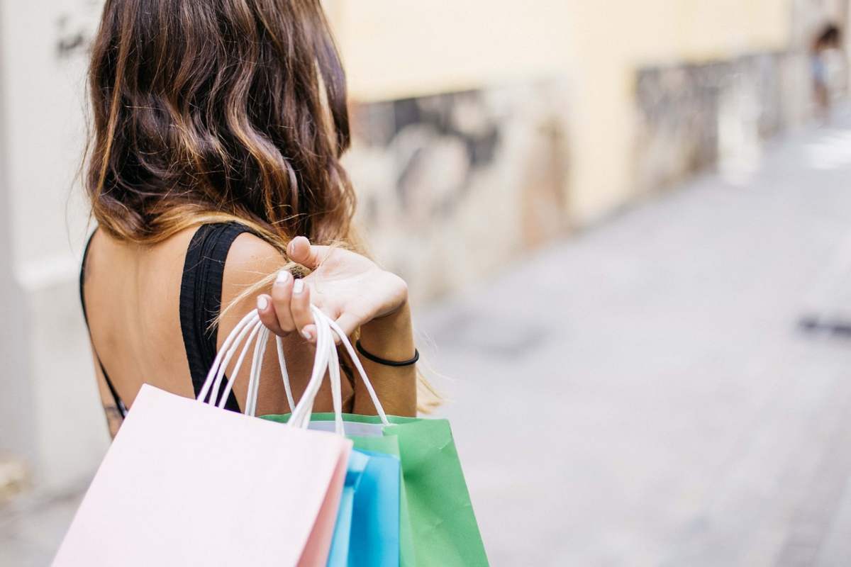 donna che fa shopping