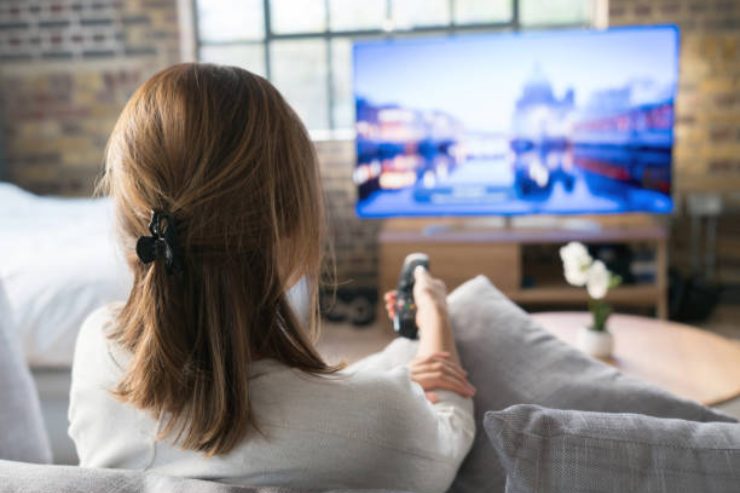 Donna guarda TV 