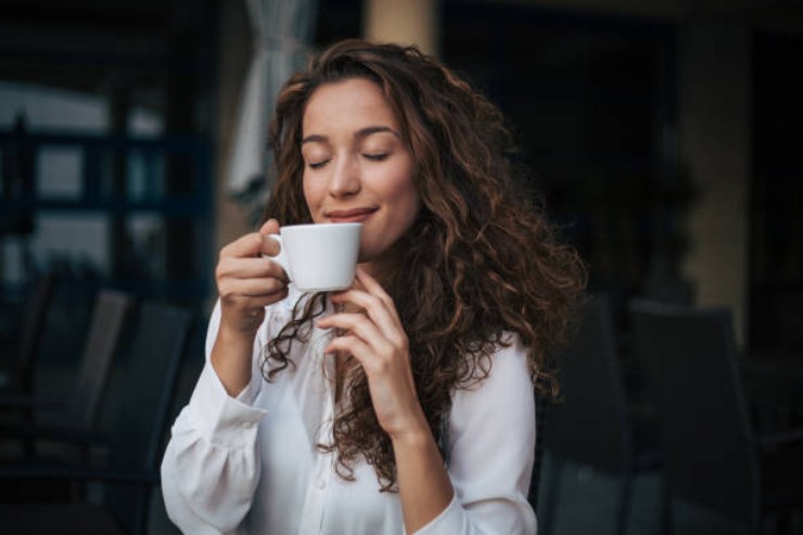 Donna si gode caffè