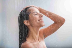 pipì sotto la doccia salutare
