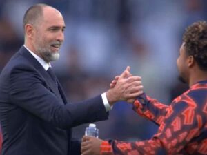 Tudor stringe la mano a McKennie