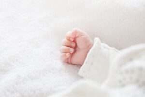 mano chiusa di un neonato
