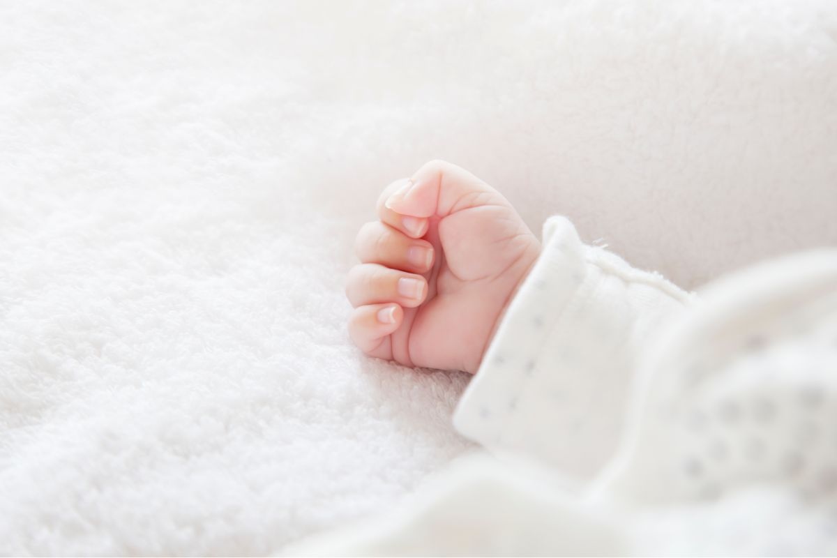 mano chiusa di un neonato